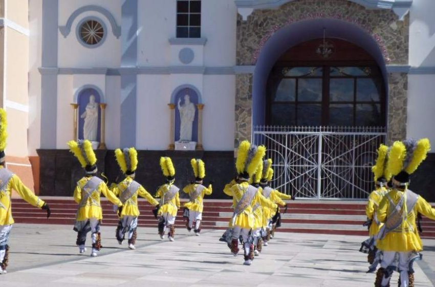 Shacshas bailando en el frontis de la Iglesia de la Soledad en Huaraz