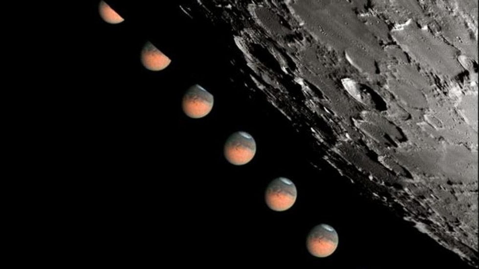 Ron Dantowitz tomó esta imagen en Bonita Springs, Florida, durante el evento de ocultación de Marte en junio de 2003.